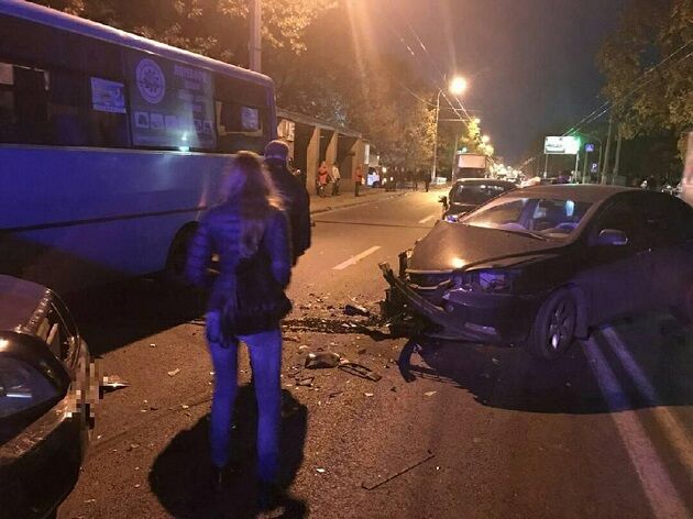 Новое ДТП в Харькове: пьяный водитель врезался в автобус