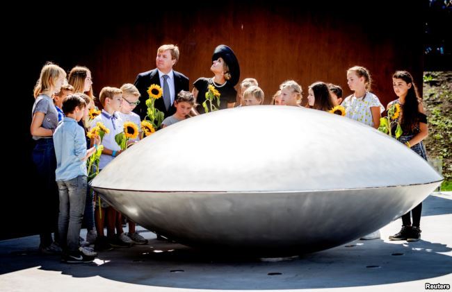 Король Нідерландів Віллем-Александр і королева Максима на відкриті пам’ятника 298 жертв збитого російським "Буком" на Донбасі пасажирського літака рейсу MH17. Містечка Вейфгойзен поблизу аеропорту Схіпхол біля столиці Нідерландів, 17 липня 2017 року