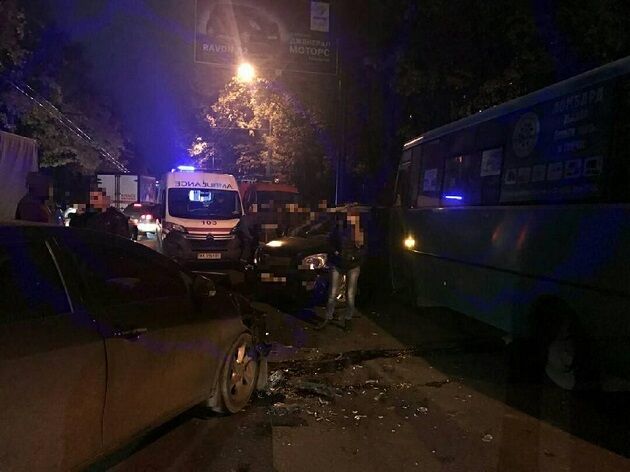 Нова ДТП у Харкові: п'яний водій врізався в автобус