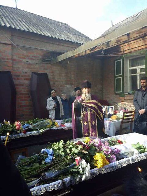 Все решили две секунды: похоронили мать и дочь, погибших в ДТП в Харькове