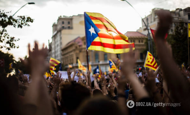 Мадрид пошел на обострение: Барселона вышла на многотысячный митинг за независимость
