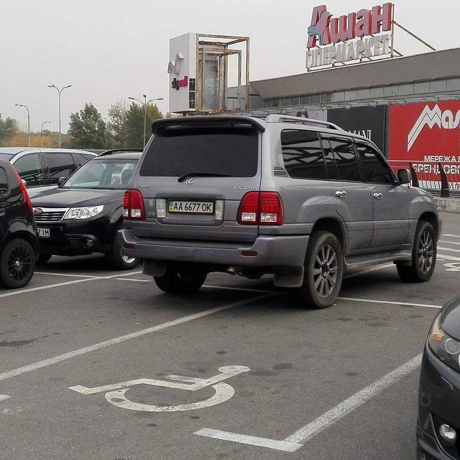 "Инвалид на голову": сеть разгневал наглый герой парковки в Киеве