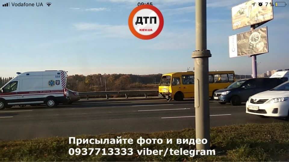 В Киеве произошло масштабное ДТП: КамАЗ въехал в маршрутку и улетел в кювет