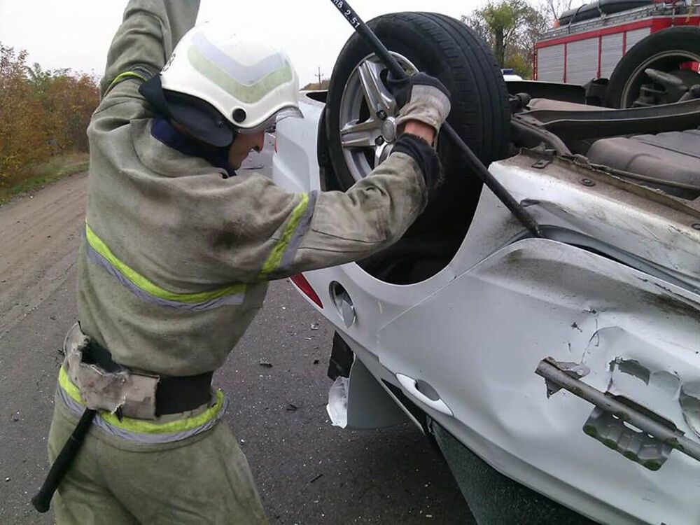 Спасатели достают тело водителя из авто