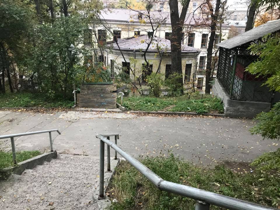 "О последствиях не думают": киевлян возмутила ситуация с больницей в центре города
