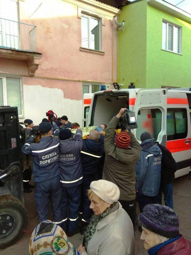 370-кілограмову у вікно: на Житомирщині врятували з домашнього ув'язнення жінку-"слона"