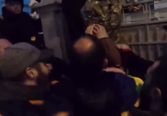Соболєв влаштував бійку з мітингувальником під Радою
