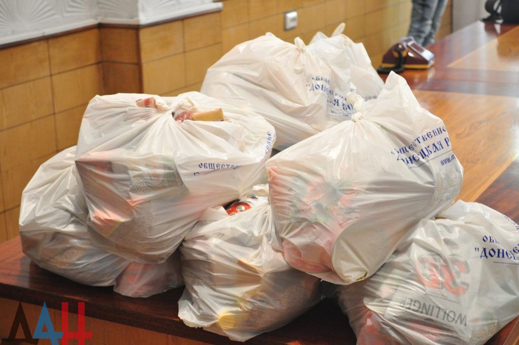 "За вірність "ДНР": терористи нагородили шахтарів пакетами з їжею