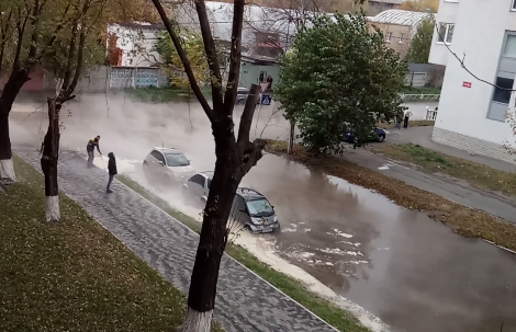 В Киеве кипятком залило несколько авто: появилось видео с места ЧП