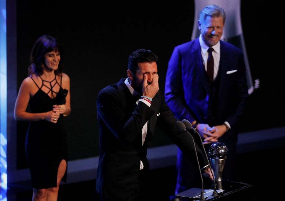 Емоції дня: Буффон розплакався на церемонії ФІФА - фото і відео