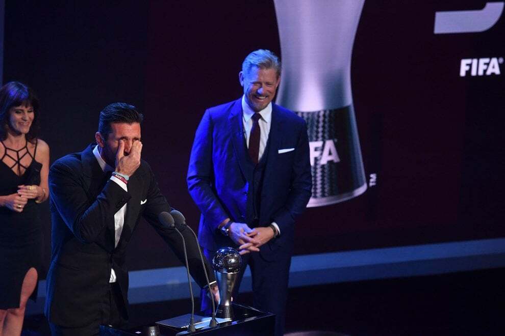 Эмоции дня: Буффон расплакался на церемонии ФИФА - фото и видео