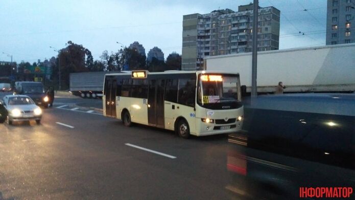 У Києві водій маршрутки влаштував ДТП і взяв у заручники пасажирів