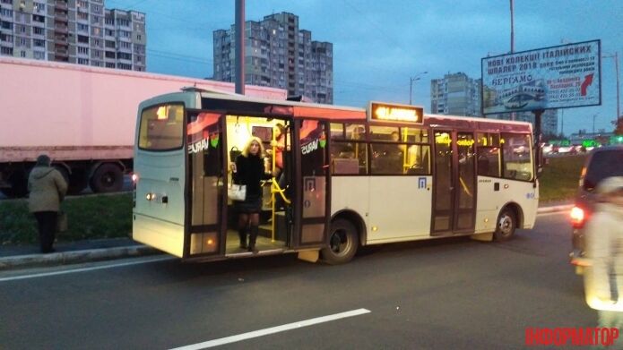 В Киеве водитель маршрутки устроил ДТП и взял в заложники пассажиров