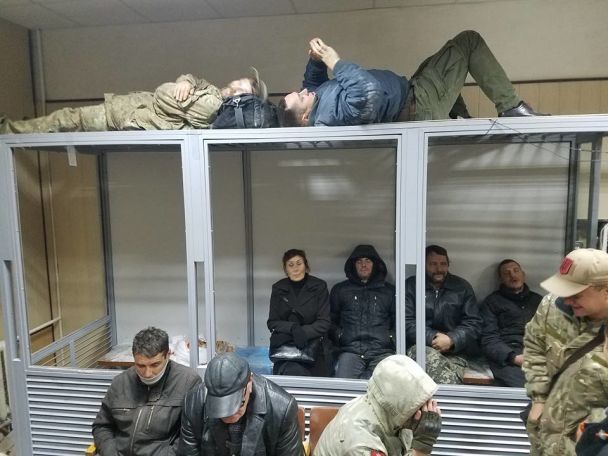 Справа лідера ОУН: прихильники Коханівського розпалили багаття біля стін суду