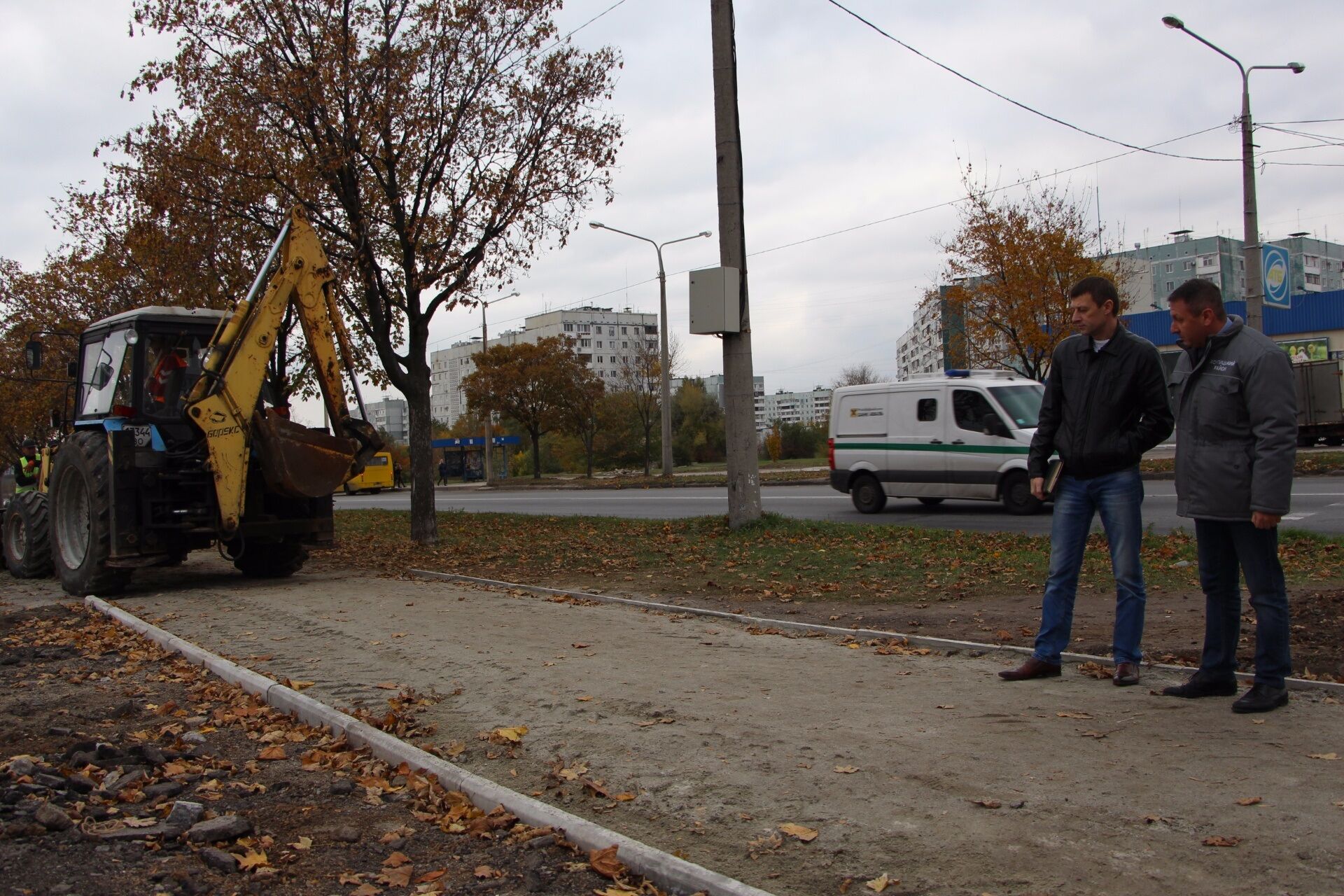  В одном из районов Запорожья восстанавливают тротуары (ФОТО)