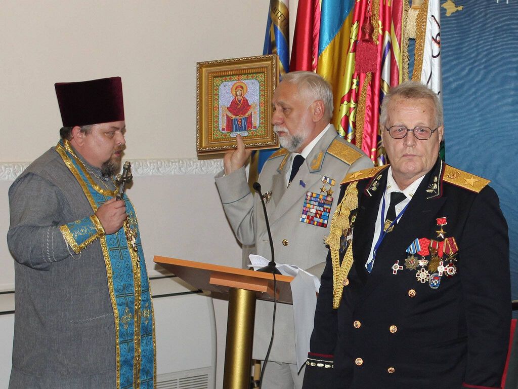 "Козаки, піп, ікона - все як треба. Справа найголовніший "гетьман" козаків всієї України", - пише блогер