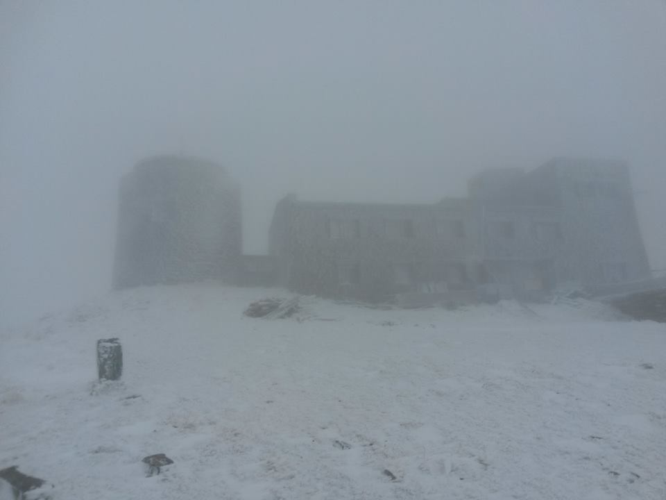 Снег и ветрено: в Карпатах установилась зимняя погода. Фотофакт
