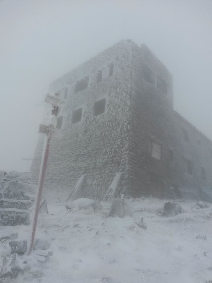Снег и ветрено: в Карпатах установилась зимняя погода. Фотофакт