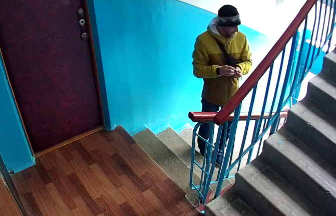Пограбування квартири в Києві: прудкий злочинець потрапив на камеру