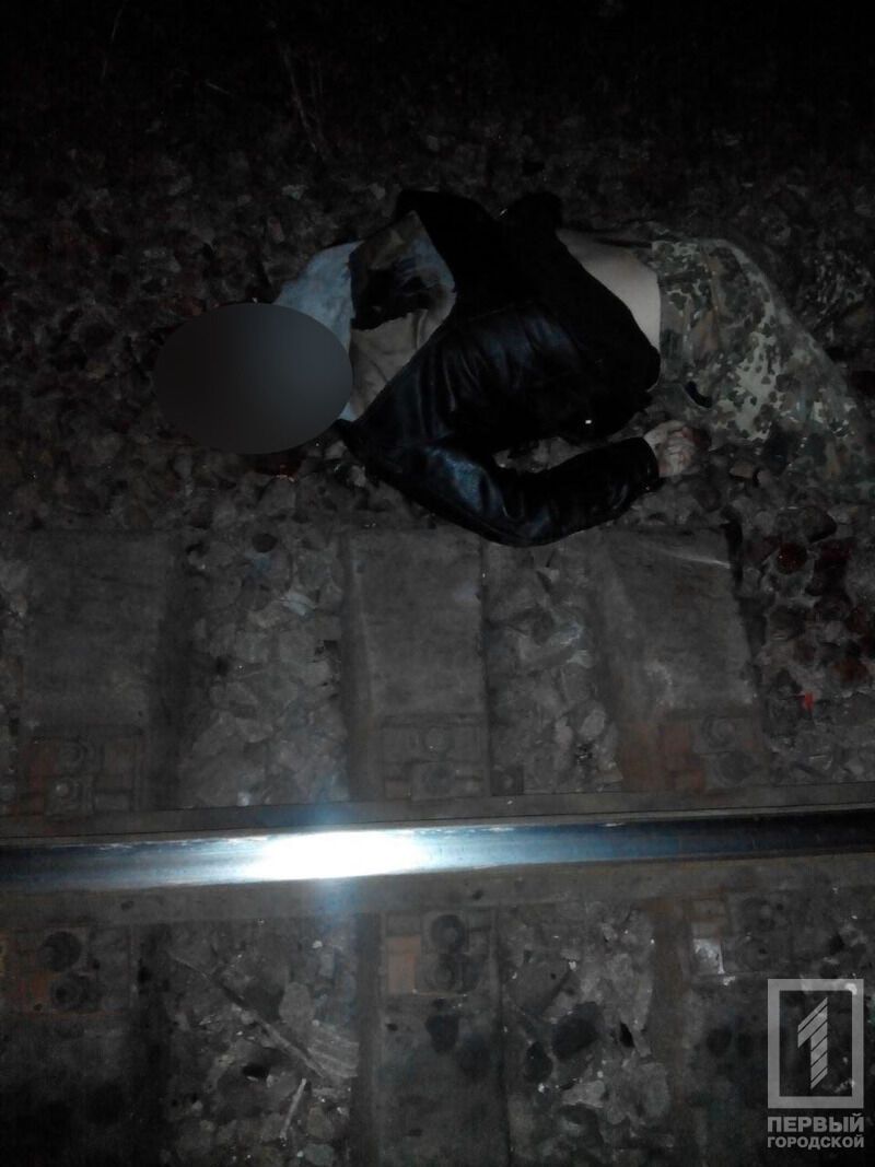 Лег головой под поезд: в Кривом Роге мужчина совершил жуткий суицид