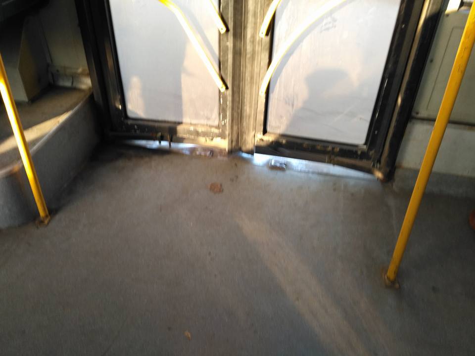 "Везе худобу": пасажир поскаржилася на пекельні умови в автобусі в Києві