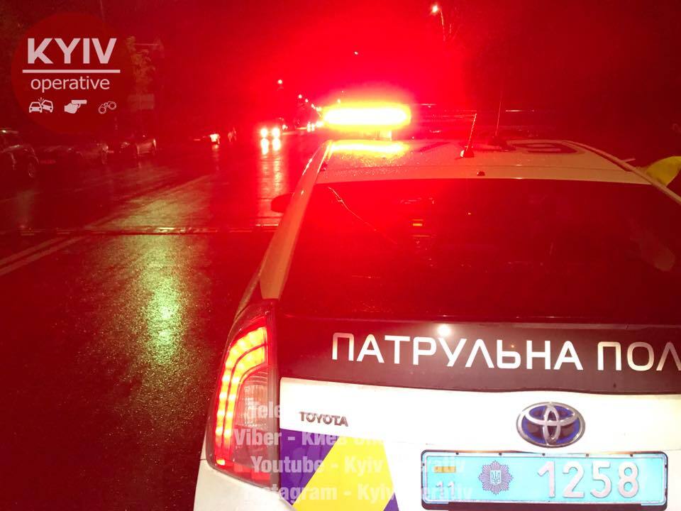 У Києві ВАЗ збив на переході жінку з маленькою дитиною
