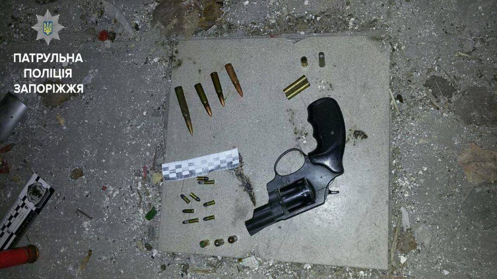 Житель Запорожья нашел пакет с боеприпасами (ФОТО)
