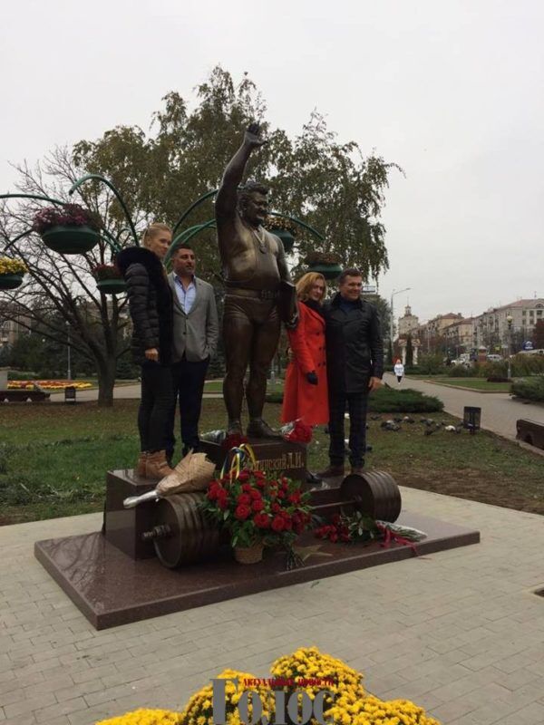 В Запорожье торжественно открыли памятник двукратному олимпийскому чемпиону (ФОТОРЕПОРТАЖ)