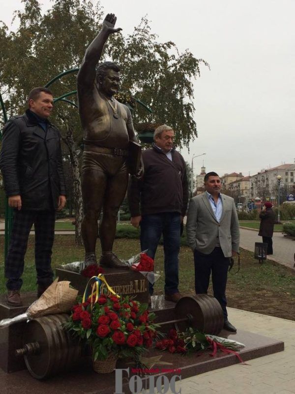 В Запорожье торжественно открыли памятник двукратному олимпийскому чемпиону (ФОТОРЕПОРТАЖ)
