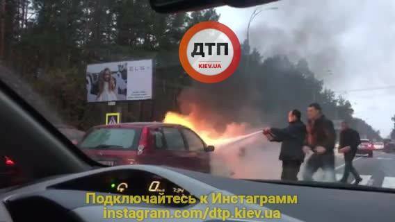 Жахлива ДТП у Києві: автомобіль спалахнув прямо на трасі
