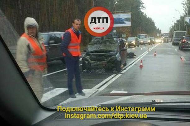 Жуткое ДТП в Киеве: автомобиль вспыхнул прямо на трассе