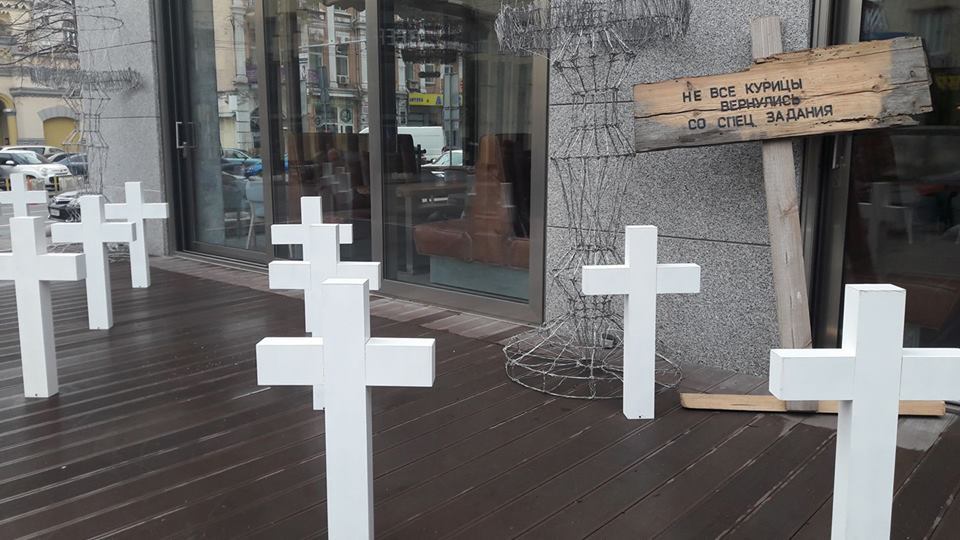 Война? Не слышали: в Киеве возник громкий скандал из-за ресторана с крестами