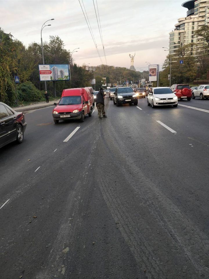 Не минуло й місяця: мережу шокувала ситуація на новій дорозі у Києві