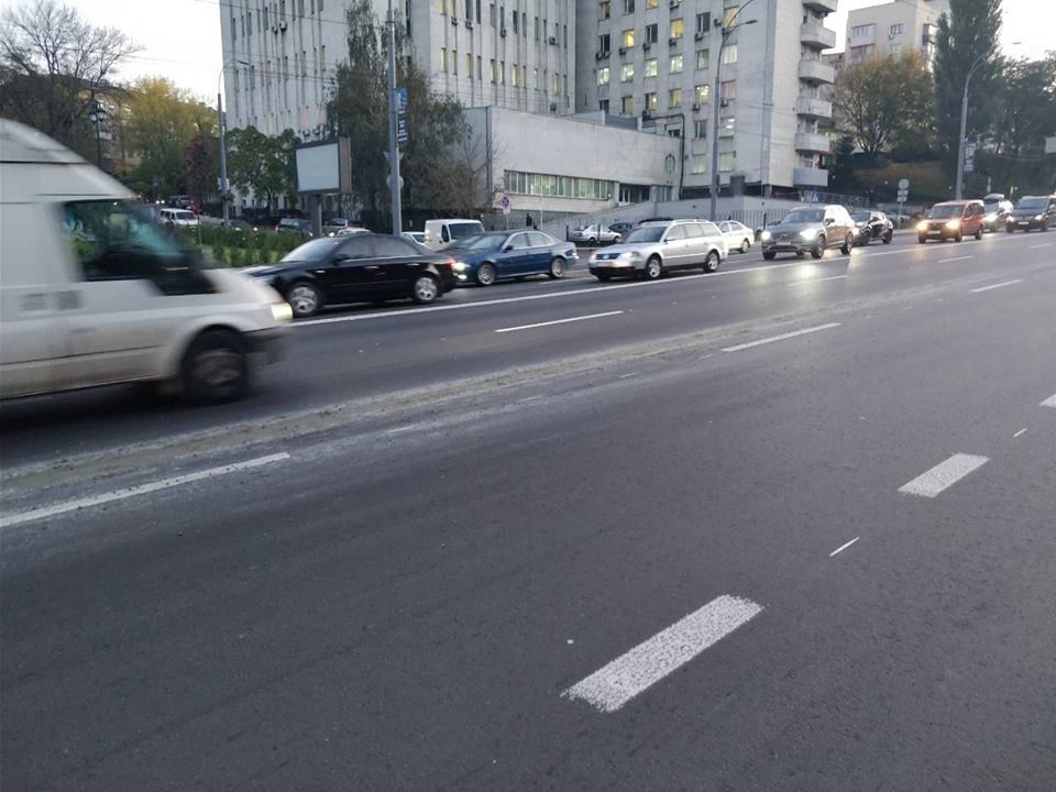 Не прошло и месяца: сеть шокировала ситуация на новой дороге в Киеве