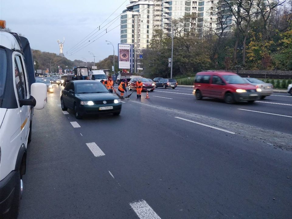 Не прошло и месяца: сеть шокировала ситуация на новой дороге в Киеве