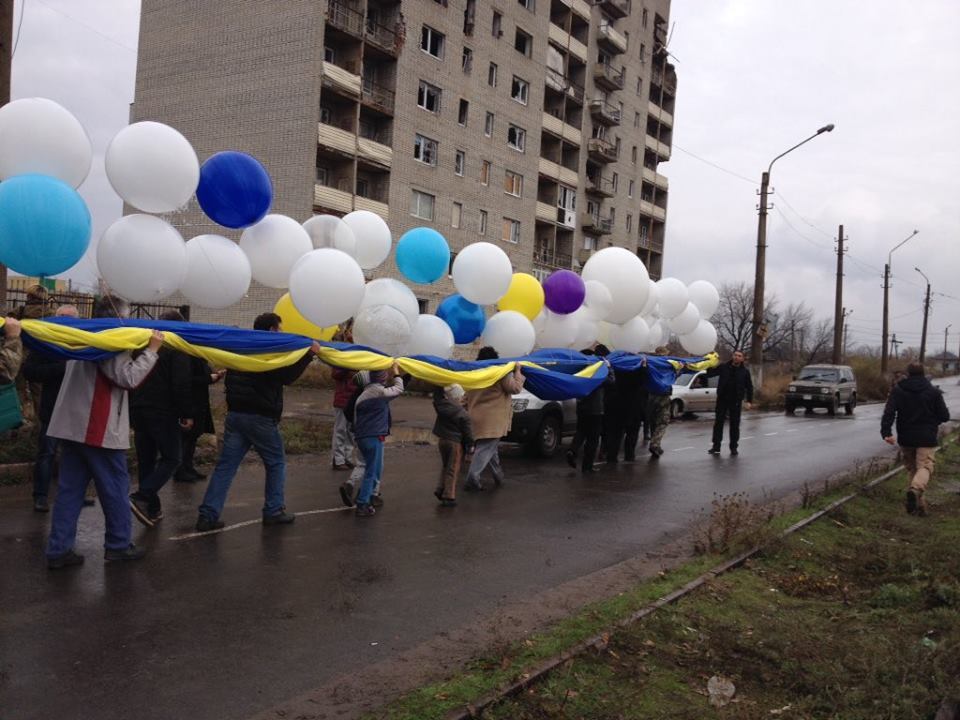 "Подарок" террористам: в небе над "ДНР" развернули гигантский флаг Украины