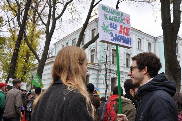"Трава может спасать": в Киеве прошел "Конопляный марш". Опубликованы фото и видео