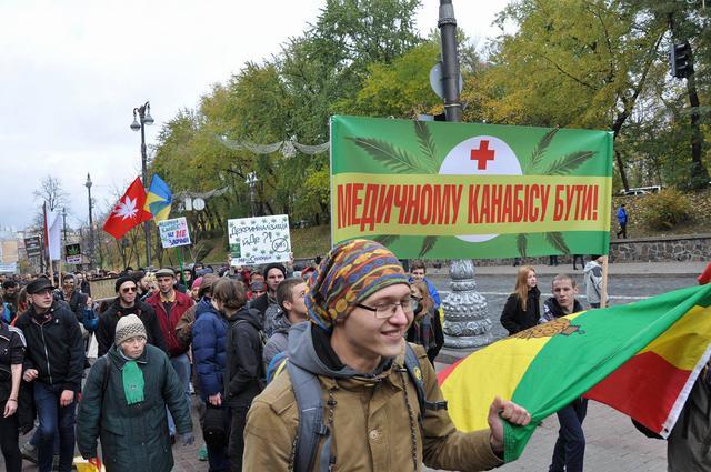 "Трава може рятувати": у Києві пройшов "Конопляний марш". Опубліковані фото і відео