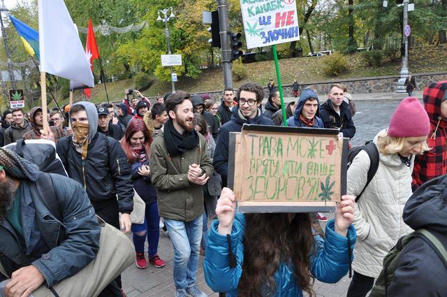 "Трава може рятувати": у Києві пройшов "Конопляний марш". Опубліковані фото і відео