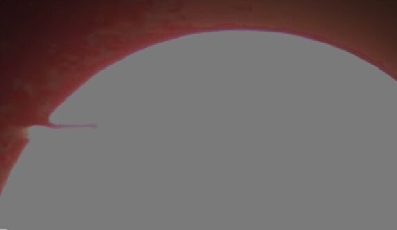 Что-то невероятное: уфологи показали видео с летящим сквозь Солнце НЛО