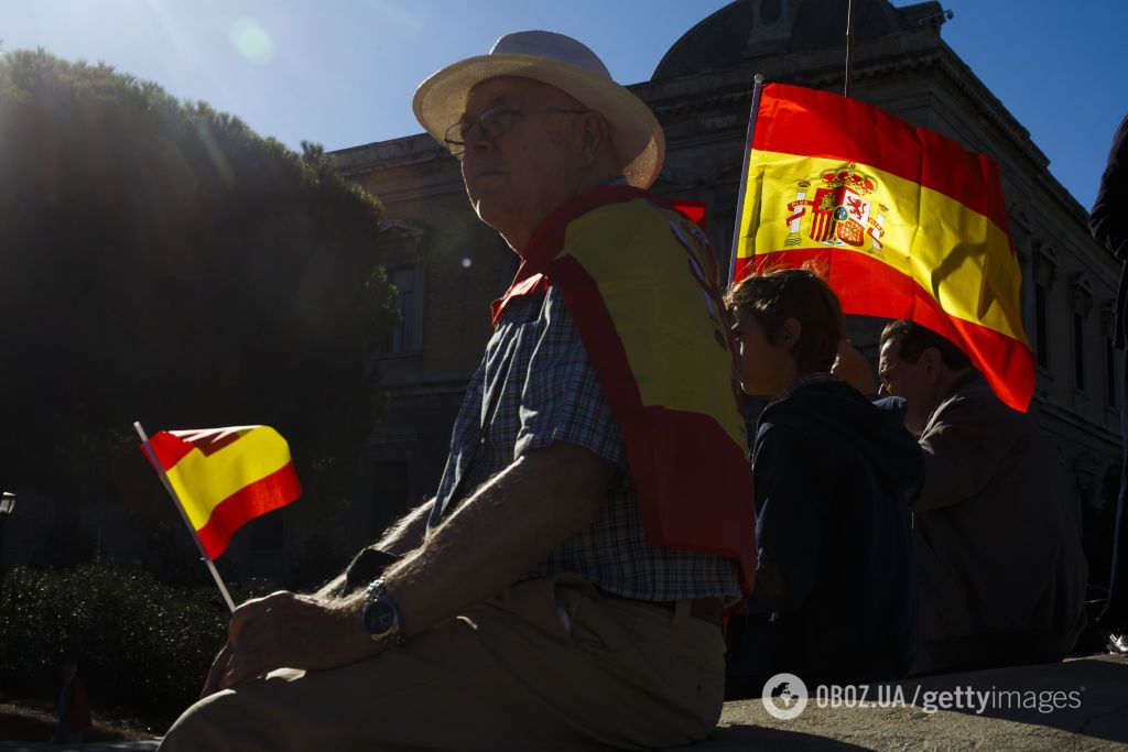 В Мадриде люди вышли на митинг за единство Испании: яркий фоторепортаж