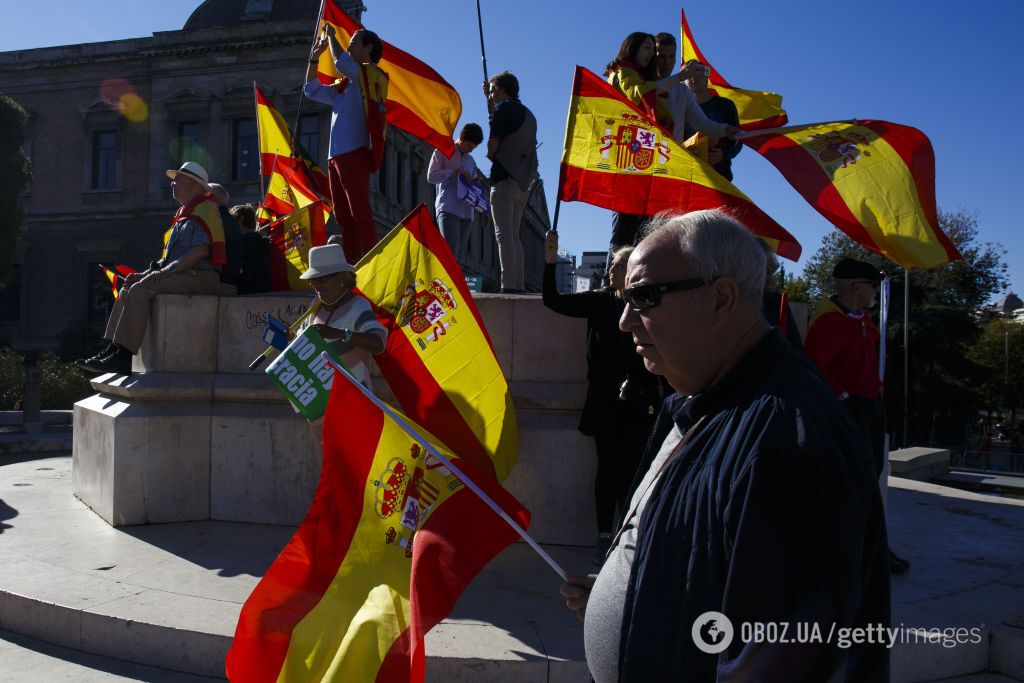 В Мадриде люди вышли на митинг за единство Испании: яркий фоторепортаж