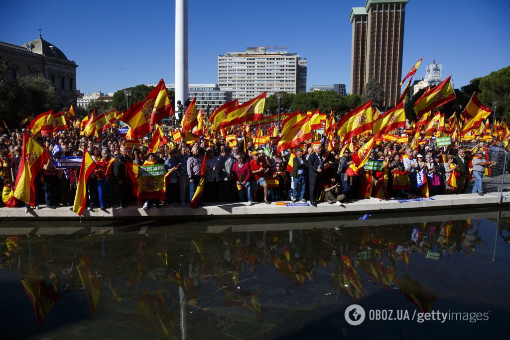 В Мадриде люди вышли на митинг за единство Испании: яркий фоторепортаж