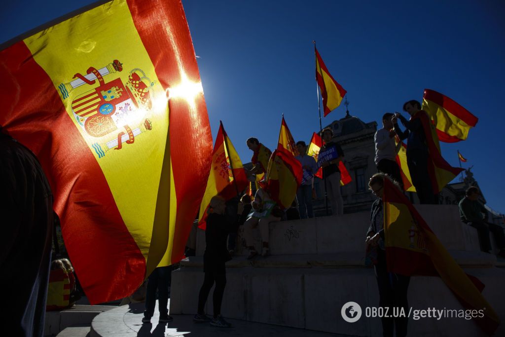 В Мадриде люди вышли на митинг за единство Испании: яркий фоторепортаж