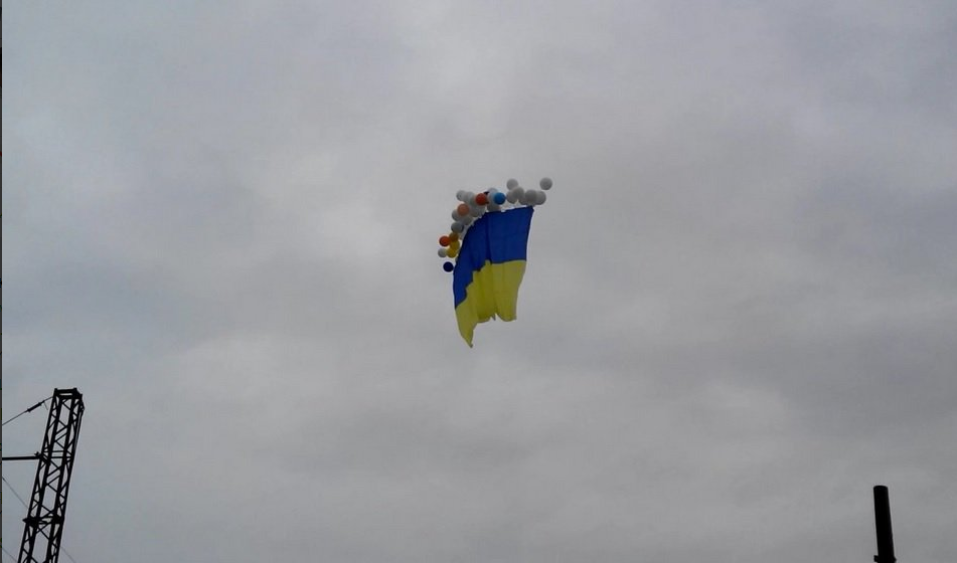 "Подарунок" терористам: у небі над "ДНР" розгорнули гігантський прапор України