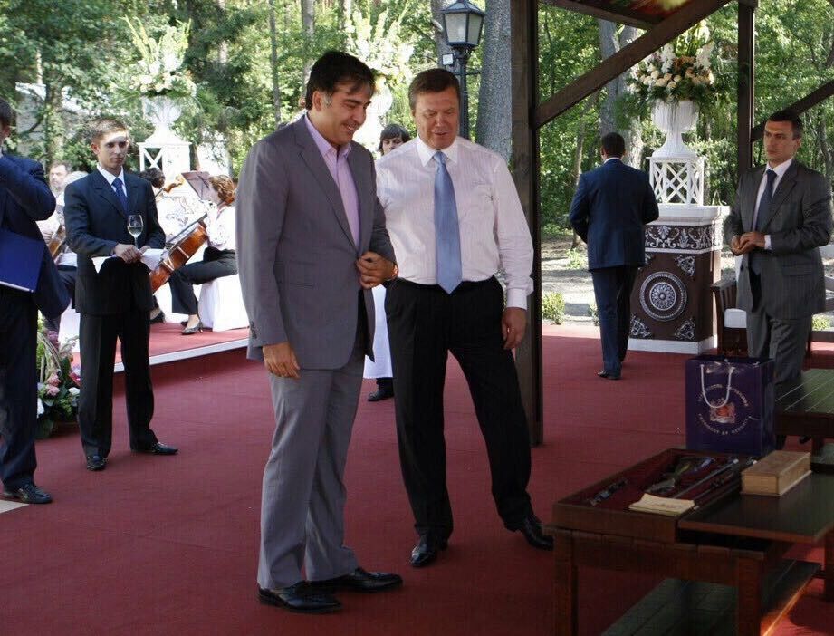 Майже друзі: з'явилася фотографія, як Саакашвілі вітав Януковича в Криму
