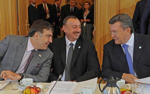 Почти друзья: появилась фотография, как Саакашвили поздравлял Януковича в Крыму