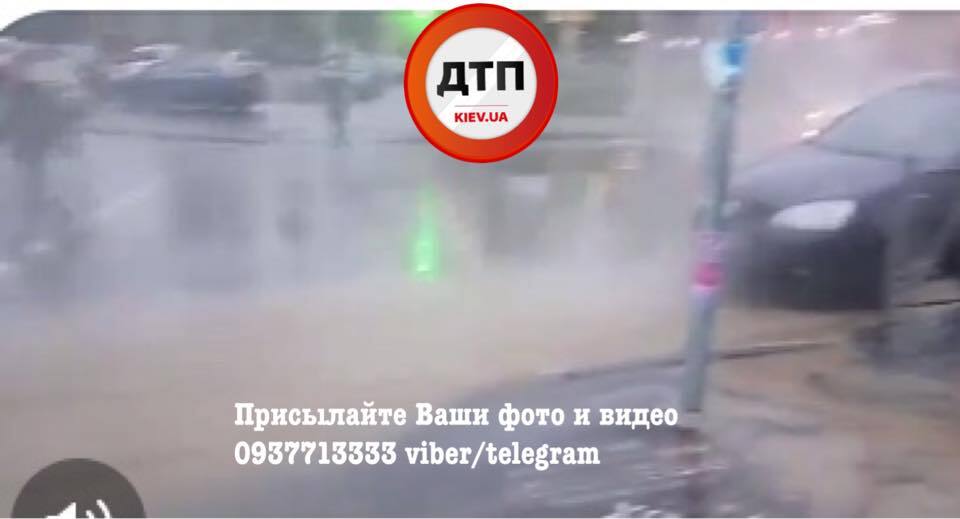 "Поплили машини і пішоходи": у Києві через прорив труби затопило вулицю