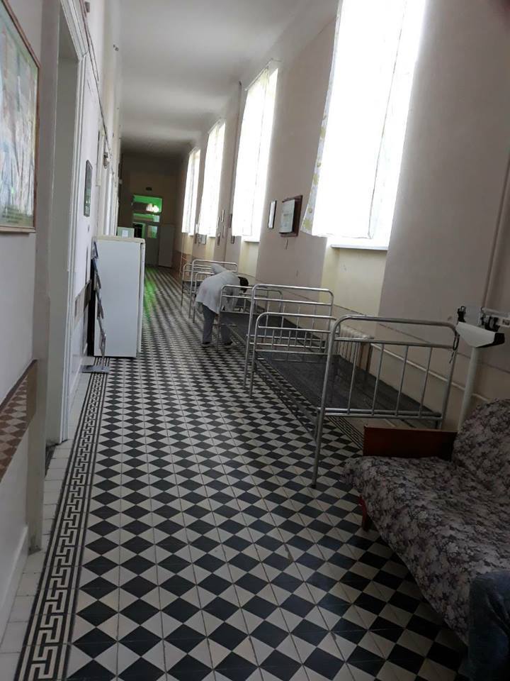 Загартовуватися з народження: у Львові породіль розмістили в холодних коридорах