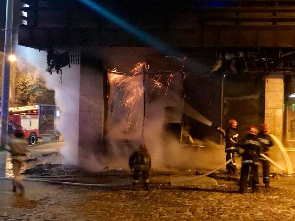 Во Львове ночью сгорело здание "Сбербанка России"